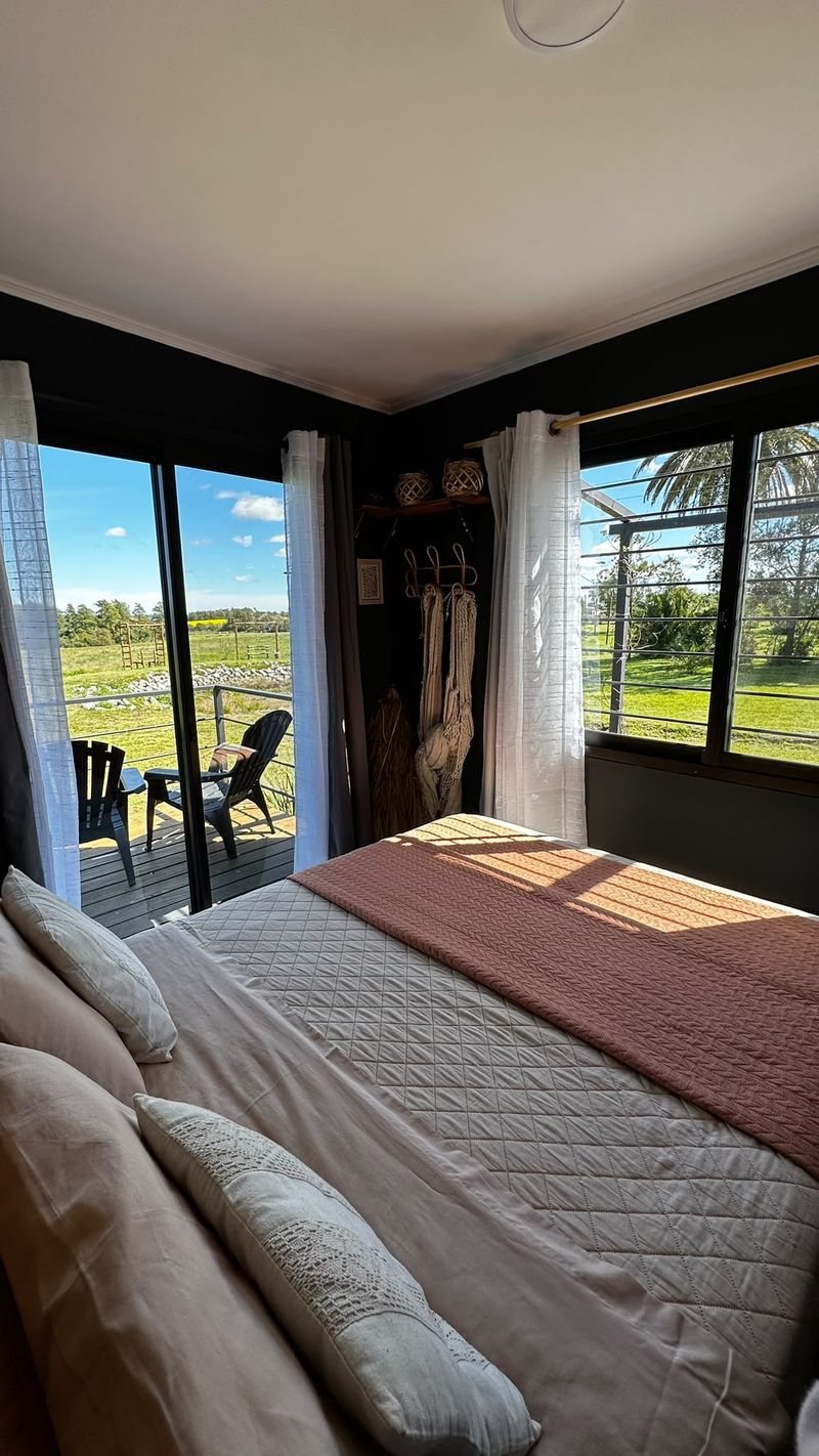 Dormitorio de Las Glicinas con salida directa a la terraza